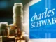 Pilhas de moedas douradas ao lado de placa azul com o logotipo da Charles Schwab, representando entrada da corretora no mercado de criptomoedas.
