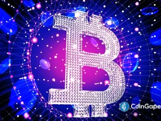 Símbolo do Bitcoin em estrutura tridimensional rosa e roxa sobre fundo azul com conexões de rede blockchain iluminadas.