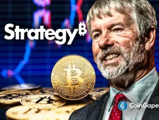 Michael Saylor sorrindo ao lado de moedas físicas de Bitcoin com logo da Strategy ao fundo