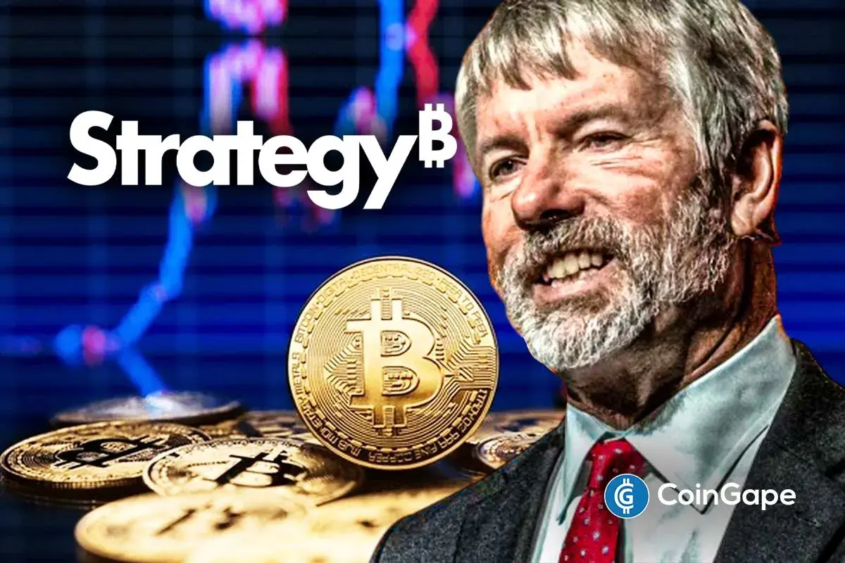 Michael Saylor sorrindo ao lado de moedas físicas de Bitcoin com logo da Strategy ao fundo