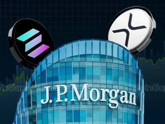 Edifício do JPMorgan com logos da Solana e de título de dívida representando emissão de bond tokenizado em blockchain.