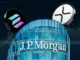 Edifício do JPMorgan com logos da Solana e de título de dívida representando emissão de bond tokenizado em blockchain.