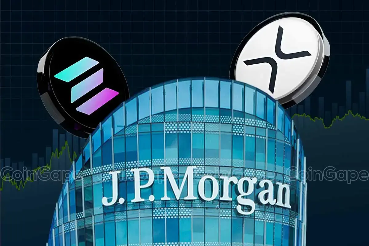 Edifício do JPMorgan com logos da Solana e de título de dívida representando emissão de bond tokenizado em blockchain.