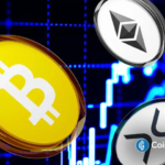 Ilustração digital mostrando moedas de Bitcoin, Ethereum e XRP sobre fundo azul com gráficos de mercado.