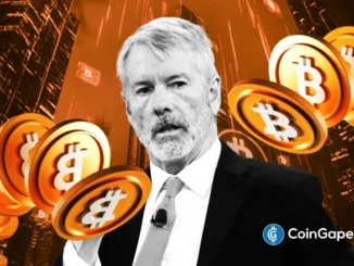 Ilustração conceitual mostrando Michael Saylor em primeiro plano cercado por moedas de Bitcoin douradas sobre fundo laranja com gráficos financeiros, representando sua estratégia de investimento em criptomoedas.