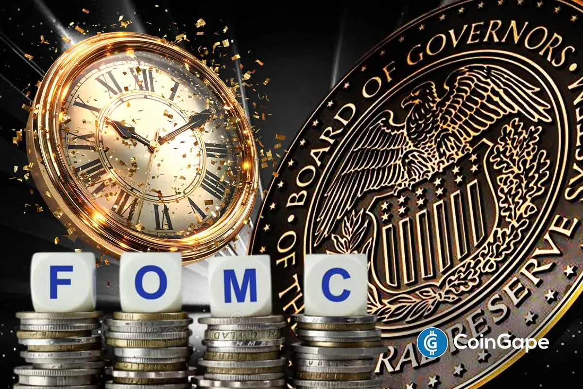 Composição artística com relógio dourado, moedas empilhadas, blocos com letras FOMC e medalha do Federal Reserve Board of Governors.