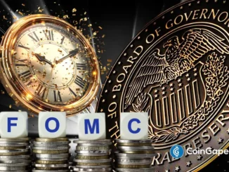 Imagem ilustrativa mostrando relógio dourado, selo do Federal Reserve, blocos com letras FOMC sobre pilhas de moedas, simbolizando política monetária e decisões sobre taxas de juros.