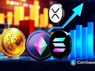 Moedas de Bitcoin, Ethereum, XRP e Solana em destaque com gráficos de candlestick e seta de tendência ascendente ao fundo