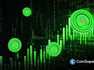 Imagens de moedas PEPE com o mascote sapo sobre fundo verde com gráficos de alta