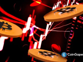 Ilustração 3D de moedas de Bitcoin com símbolo BTC em fundo vermelho e gráficos de candlestick indicando tendência de baixa