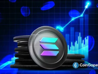 Ilustração mostrando moeda física do Solana com gráficos de crescimento e barras em ascensão ao fundo