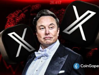 Elon Musk em frente ao logotipo da plataforma X com gráficos vermelhos de mercado em baixa ao fundo.
