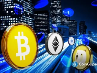 Renderização 3D mostrando moedas físicas de Bitcoin, Ethereum, Cardano e Dogecoin em destaque sobre cidade iluminada à noite