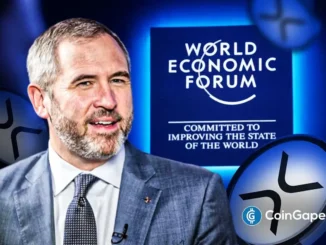 Brad Garlinghouse, CEO da Ripple Labs, sorrindo durante evento no Fórum Econômico Mundial com logo do WEF ao fundo e símbolo do XRP em destaque.