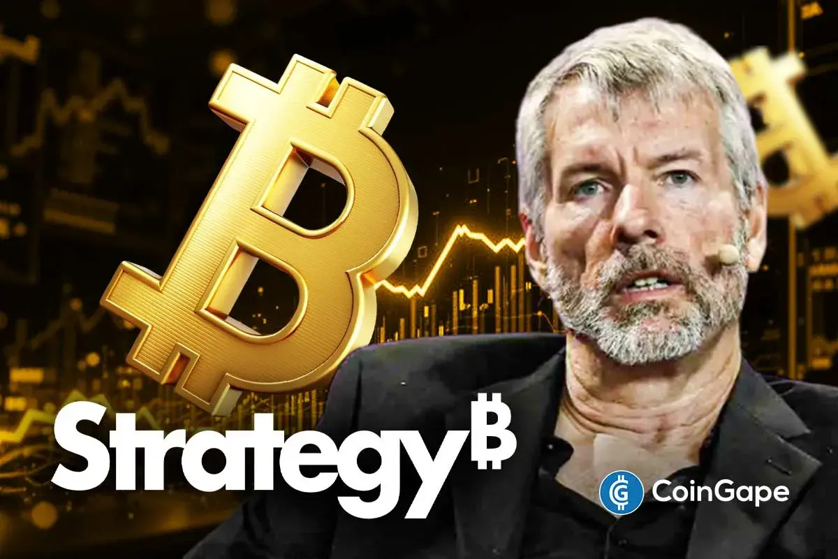 Michael Saylor em destaque ao lado de símbolo dourado do Bitcoin com gráficos de mercado ao fundo.
