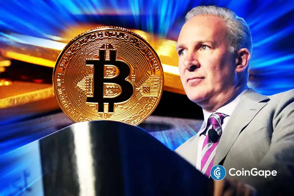 Economista Peter Schiff ao lado de moeda de Bitcoin dourada em fundo azul com efeitos luminosos.,