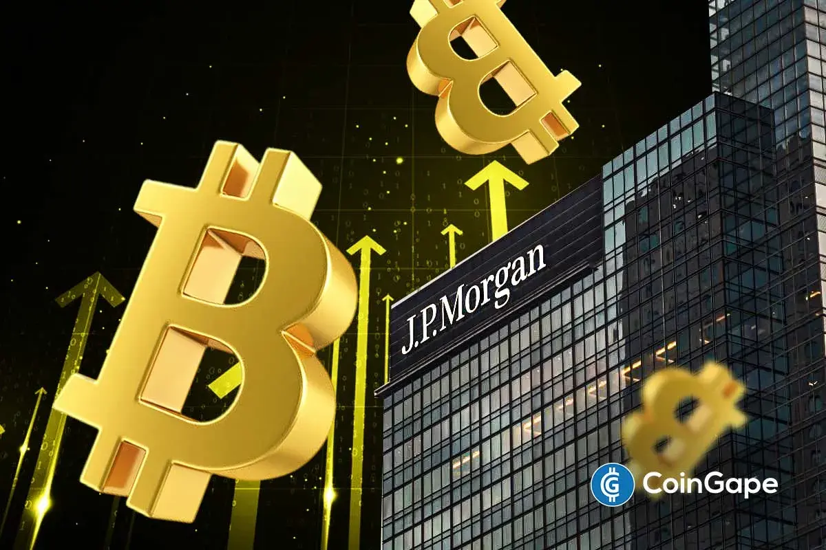 Ilustração com símbolos de Bitcoin em 3D, setas de crescimento e prédio do JPMorgan representando análise sobre criptomoeda.