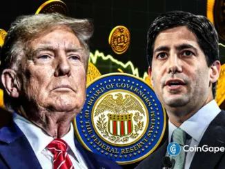 Imagem mostrando Donald Trump e Kevin Warsh com o símbolo do Federal Reserve ao centro e moedas de Bitcoin ao fundo.
