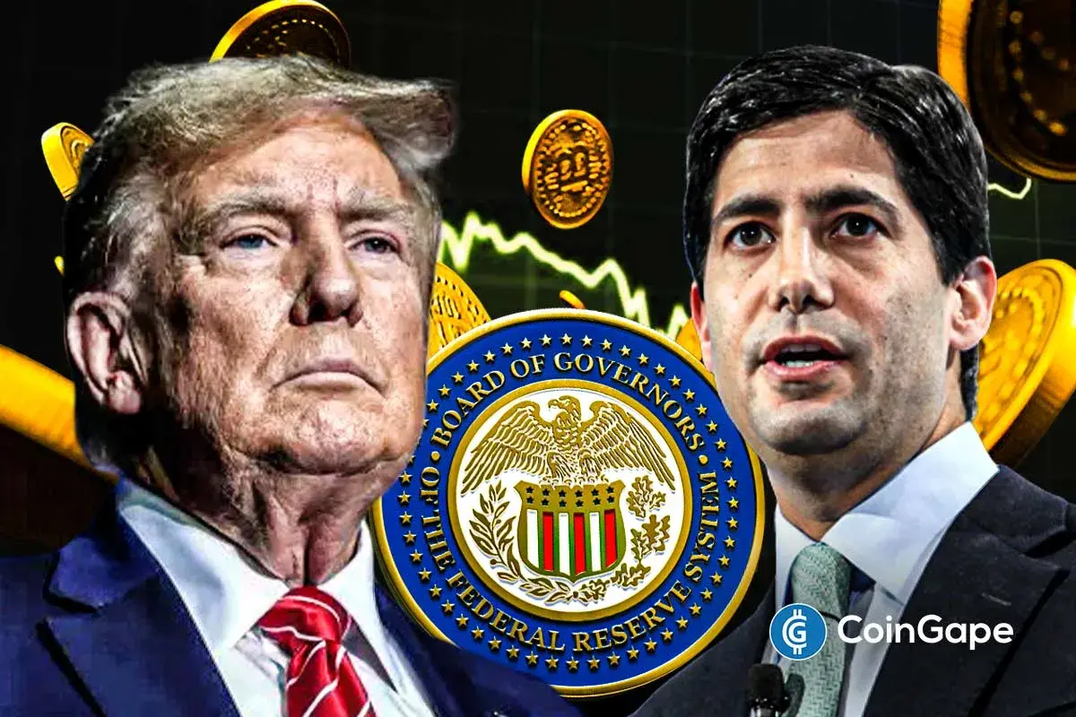 Imagem mostrando Donald Trump e Kevin Warsh com o símbolo do Federal Reserve ao centro e moedas de Bitcoin ao fundo.