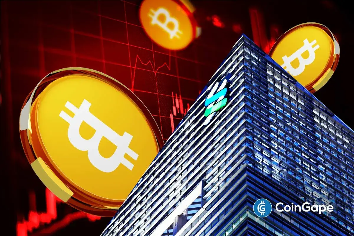 Ilustração 3D mostrando moedas de Bitcoin caindo em frente a edifício corporativo com gráfico de queda ao fundo em tons vermelhos.