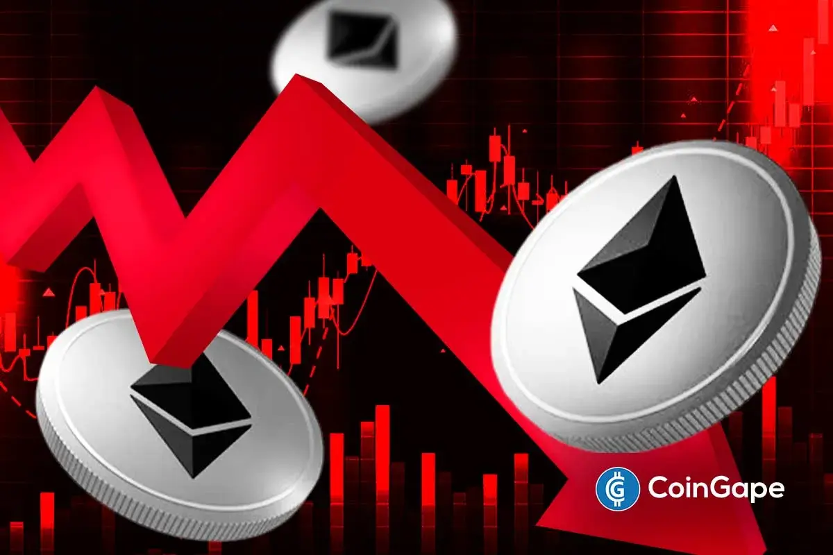 Moedas de Ethereum com seta vermelha indicando queda de preço e gráfico de velas ao fundo.
