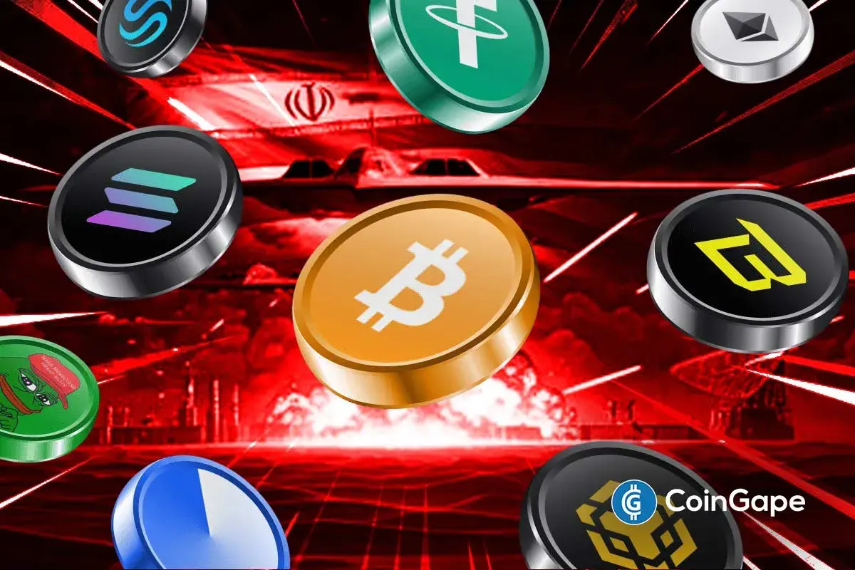 Ilustração com moedas de Bitcoin, Solana, Ethereum, BNB e outras criptomoedas caindo sobre fundo vermelho com referência a tensões geopolíticas.