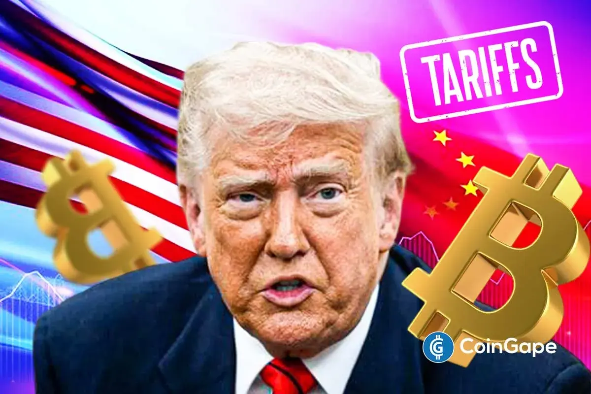 Ilustração com símbolos do Bitcoin e a palavra Tariffs, representando o impacto das tarifas comerciais dos EUA no mercado de criptomoedas, com bandeiras dos EUA e da China ao fundo.